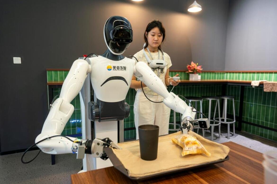 China Opens First 7S Humanoid Robot Store to Accelerate Commercial Adoption