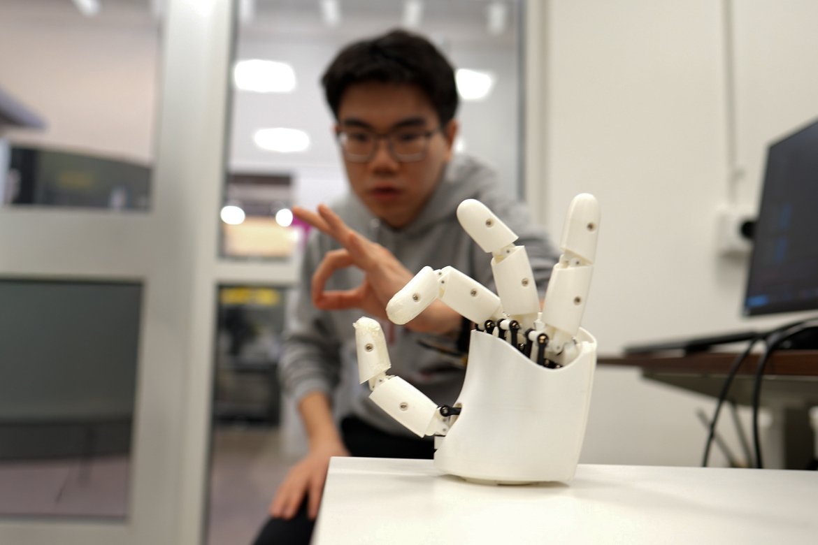 MIT Wristband Lets Users Control Robotic Hands with Natural Movements