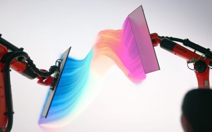 KUKA and Samsung Install Robot-Driven Display System at Augsburg Showroom