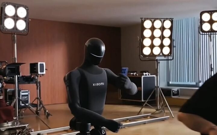Xiaomi Humanoid Robot Demonstrates Independent Phone Operation with Redesigned Bionic Hand