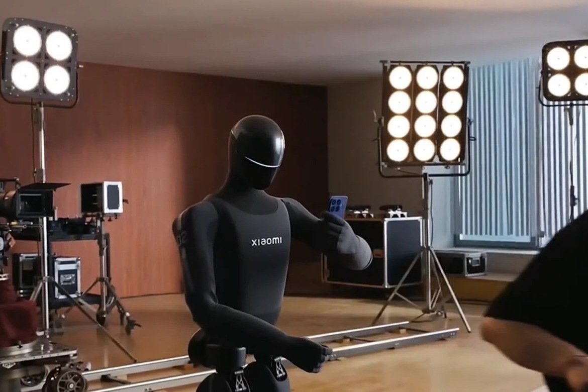 Xiaomi Humanoid Robot Demonstrates Independent Phone Operation with Redesigned Bionic Hand