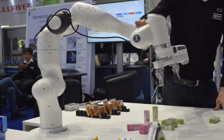 Robot Learning Explained: Imitation, Reinforcement Learning and Real-World Tests