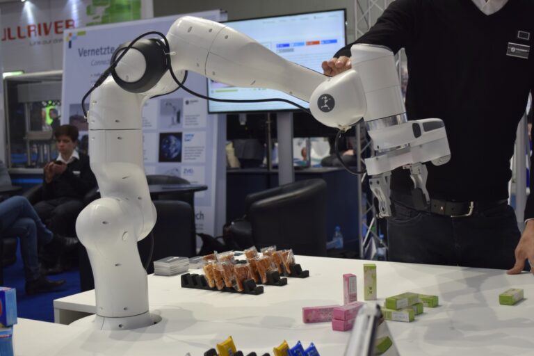 Robot Learning Explained: Imitation, Reinforcement Learning and Real-World Tests