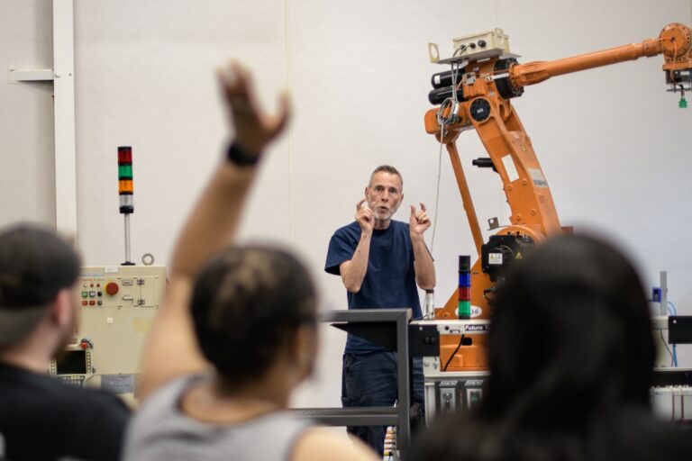 Robot Maintenance and Troubleshooting: A Practical Reliability Guide
