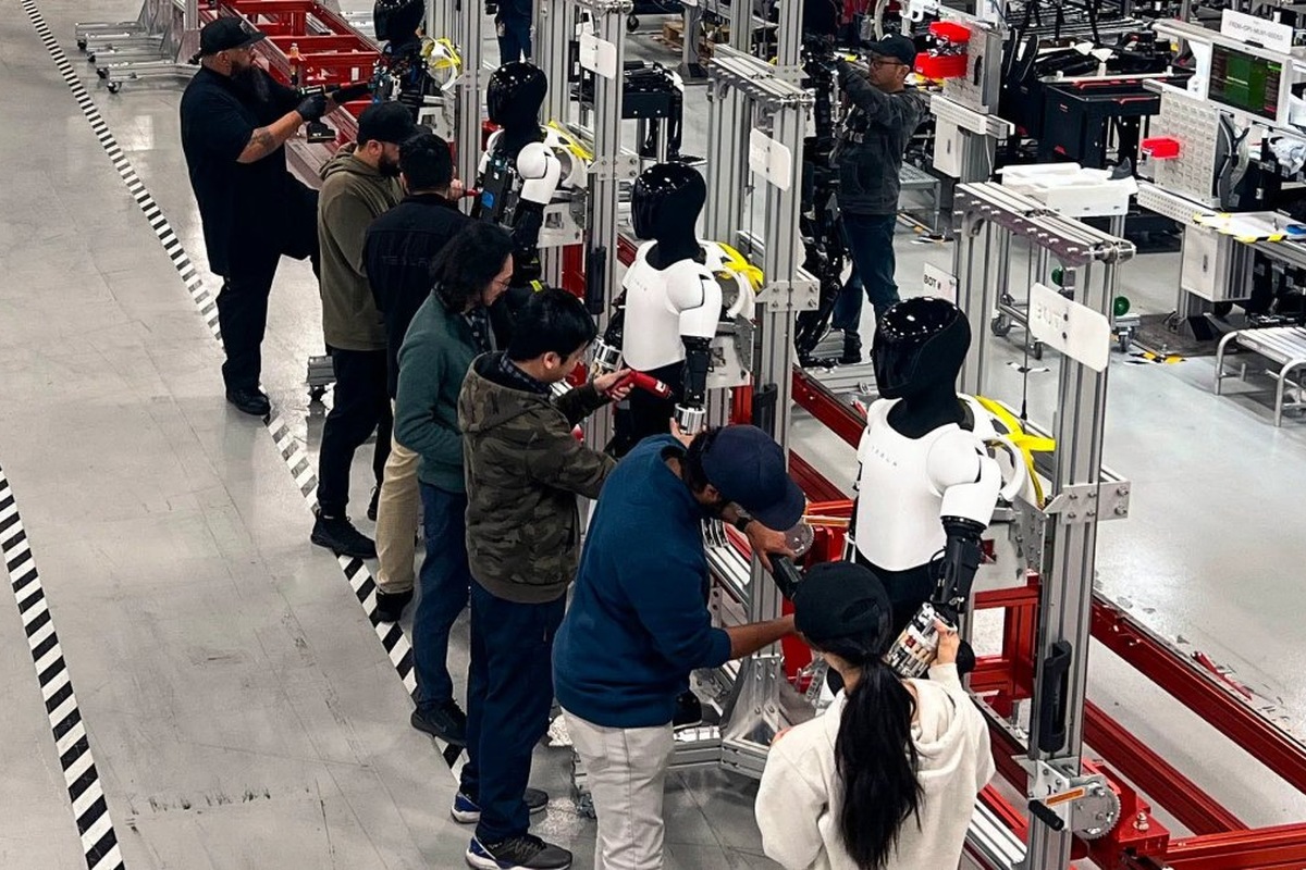 Tesla Plans Optimus Academy to Train Up to 20,000 Humanoid Robots