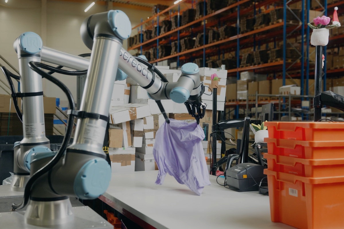 Zalando Deploys Sereact Robots to Handle Fashion Returns